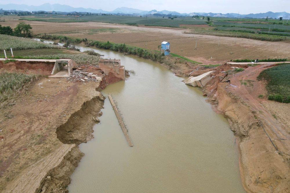 Cau Mo o xa Xuan Tin (Thanh Hoa) bi cuon troi hoan toan do mua lu. Anh: Quach Du