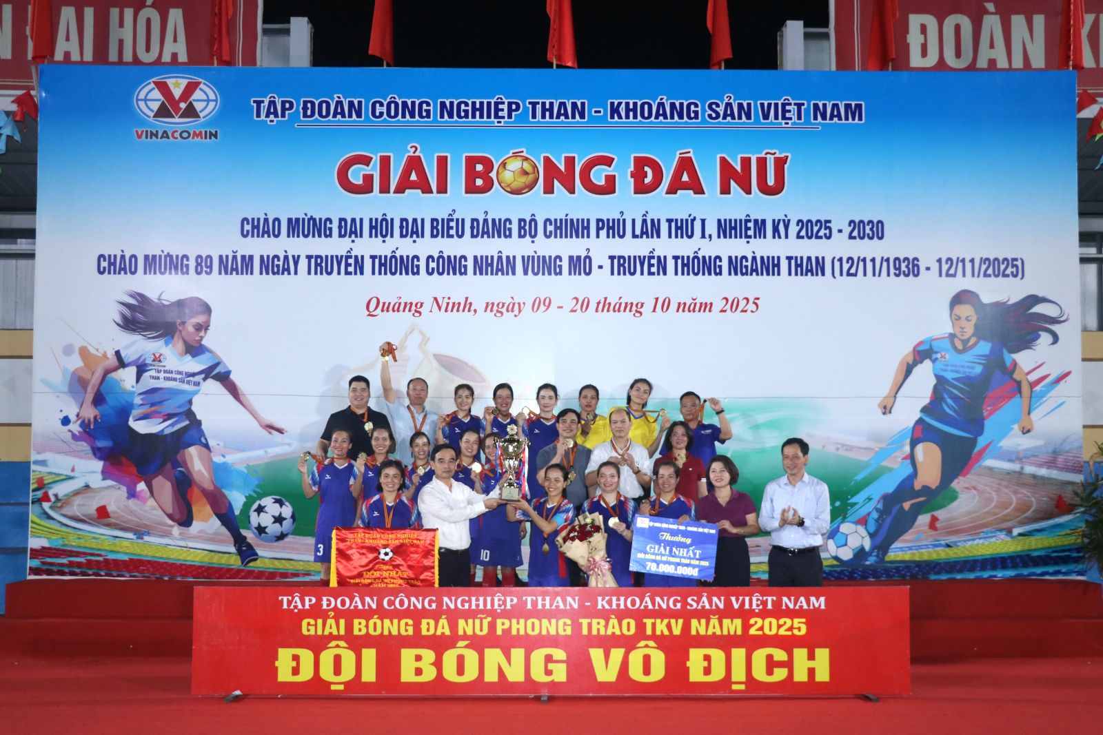 Ong Le Thanh Xuan- Uy vien Doan Chu tich Tong LDLD Viet Nam, Chu tich Cong doan TKV- trao giai doi bong da nu nganh than vo dich 2025. Anh: Truyen thong Vinacomin