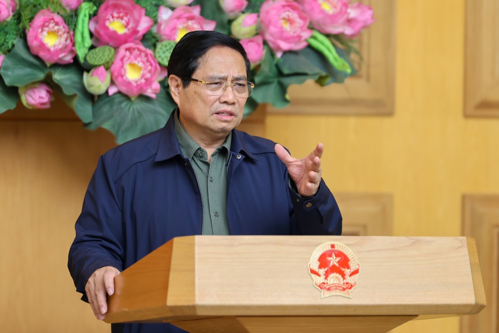 Politburo member and Prime Minister Pham Minh Chinh requested ministries, branches and localities to urgently compile statistics, synthesize and update on the damage caused by floods, and immediately report to the Politburo, the Secretariat and competent authorities. Photo: VGP/Nhat Bac
