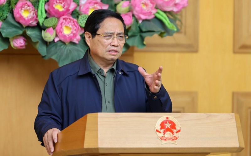 Politburo member and Prime Minister Pham Minh Chinh requested ministries, branches and localities to urgently compile statistics, synthesize and update on the damage caused by floods, and immediately report to the Politburo, the Secretariat and competent authorities. Photo: VGP/Nhat Bac
