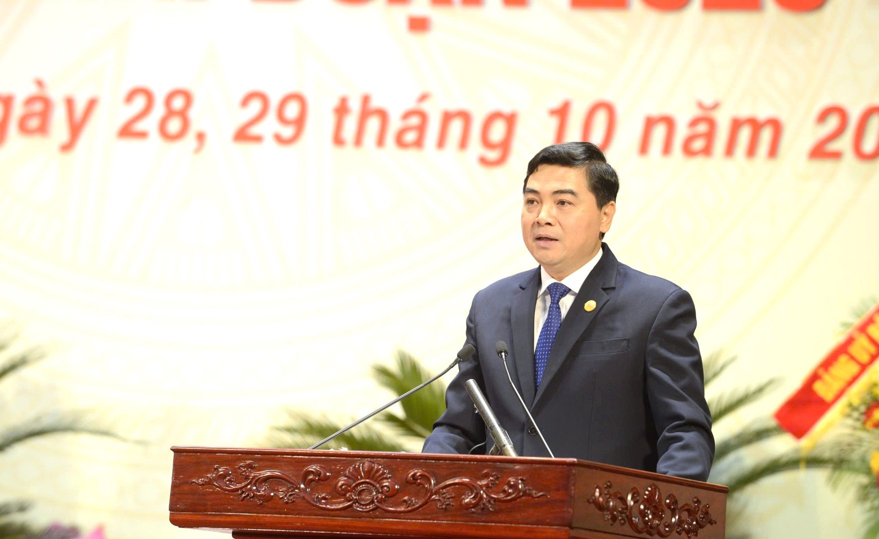 Ong Nguyen Hoai Anh - Uy vien Du khuyet Trung uong Dang, Chu tich UBND tinh Thanh Hoa phat bieu tai dai hoi. Anh: Xuan Hung