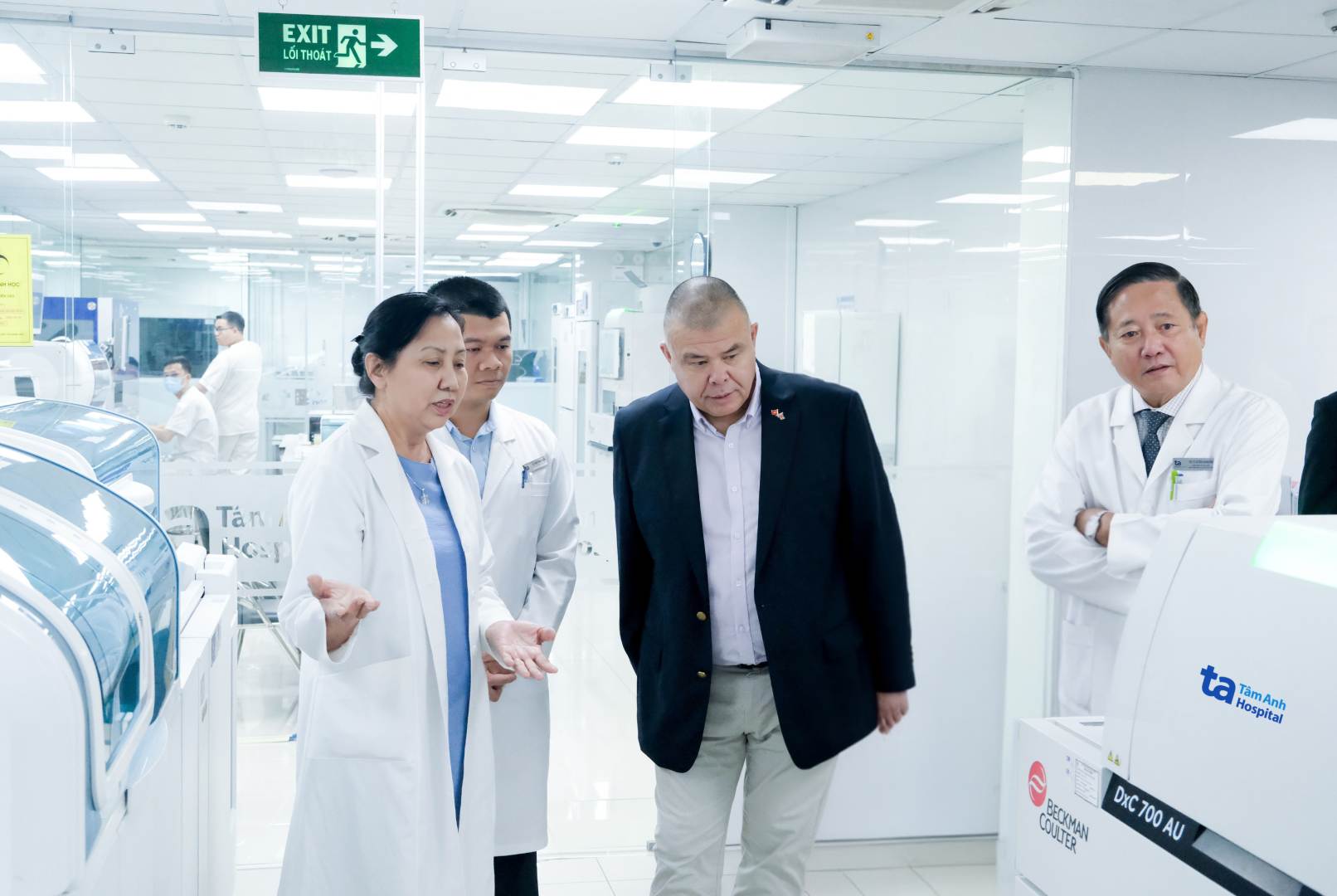 Giao su, Hiep si Jonathan Van Tam, Giao su goc Viet dau tien duoc phong tuoc Hiep si cua Hoang gia Anh tham quan Trung tam Xet nghiem chuan ISO 15189:2012 tai BVDK Tam Anh trong chuyen tham va trao doi khoa hoc thang 12/2023. Anh: Vien Nghien cuu Tam Anh 