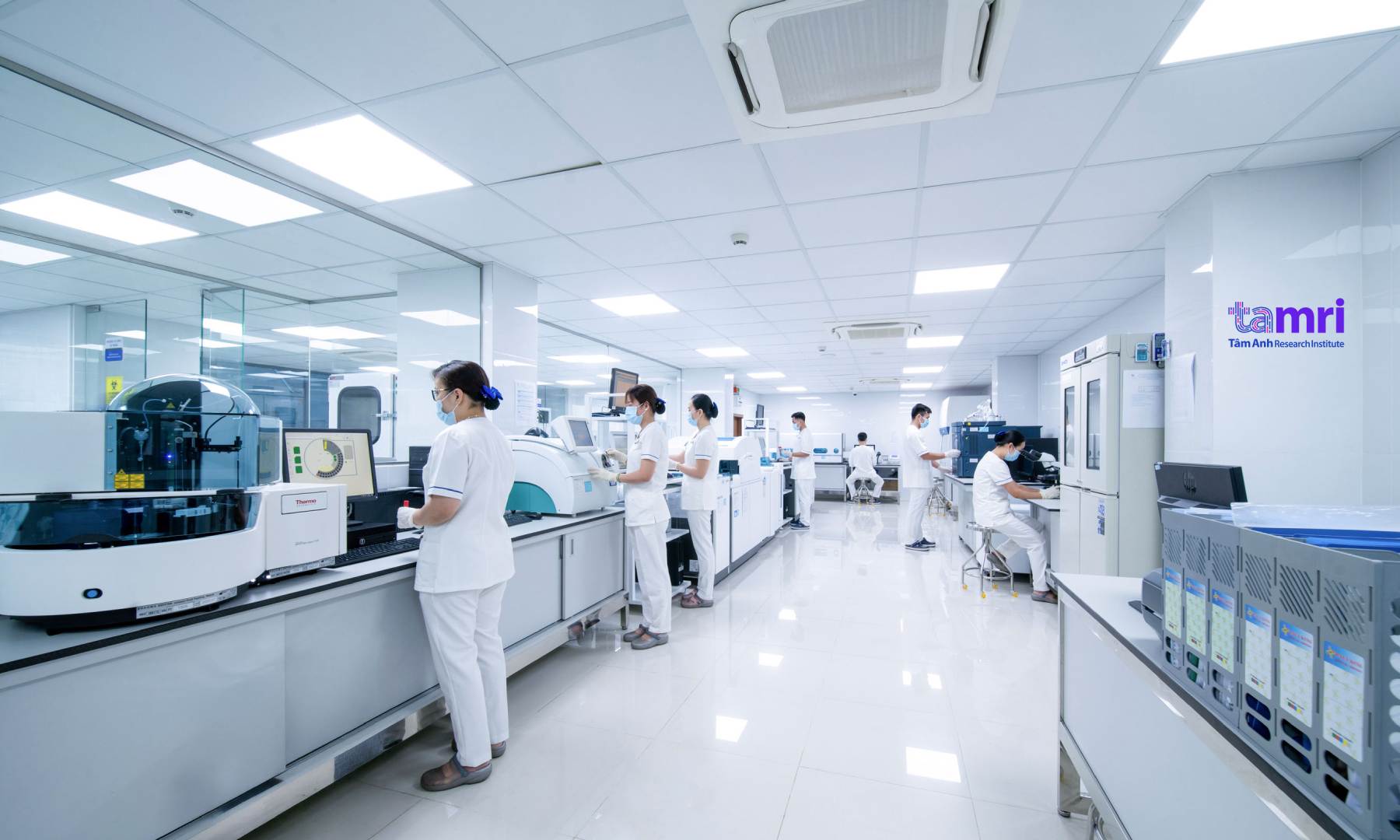 Trung tam Giai phau benh - Te bao thuoc BVDK Tam Anh va Vien Nghien cuu Tam Anh la don vi dau tien tai Viet Nam dat dong thoi hai chung nhan ISO 15189:2012 va CAP, giup ket qua xet nghiem duoc cong nhan quoc te, thuan loi cho hoi chan da quoc gia va ca the hoa dieu tri. Anh: Vien Nghien cuu Tam Anh 