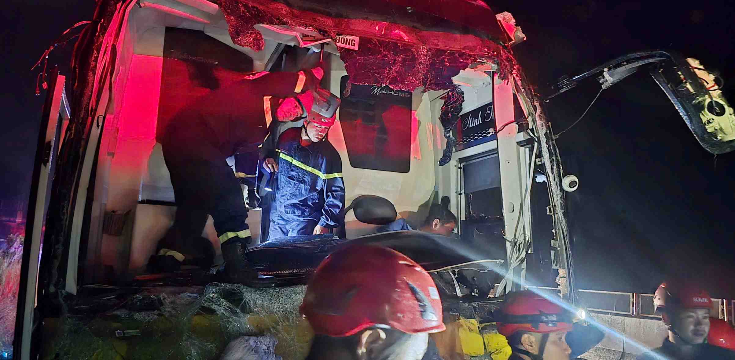 Luc luong Canh sat Phong chay chua chay va cuu nan cuu ho dua nguoi bi thuong ra ngoai. Anh: CACC   