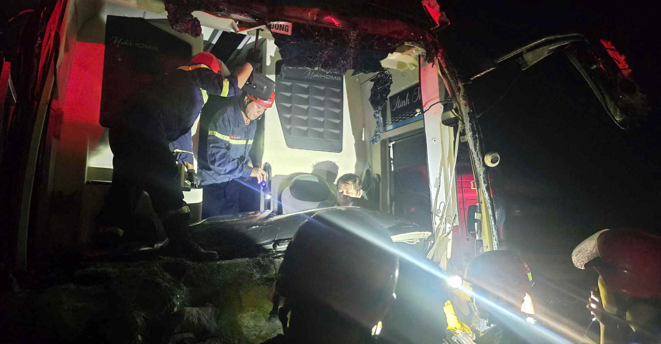 ダナン～クアンガイ高速道路での交通事故で負傷した被害者が搬送された。写真：CACC