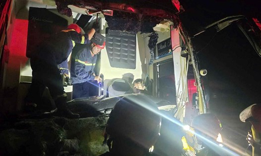 Nạn nhân bị thương trong vụ tai nạn giao thông trên cáo tốc Đà Nẵng - Quảng Ngãi được đưa ra ngoài. Ảnh: CACC