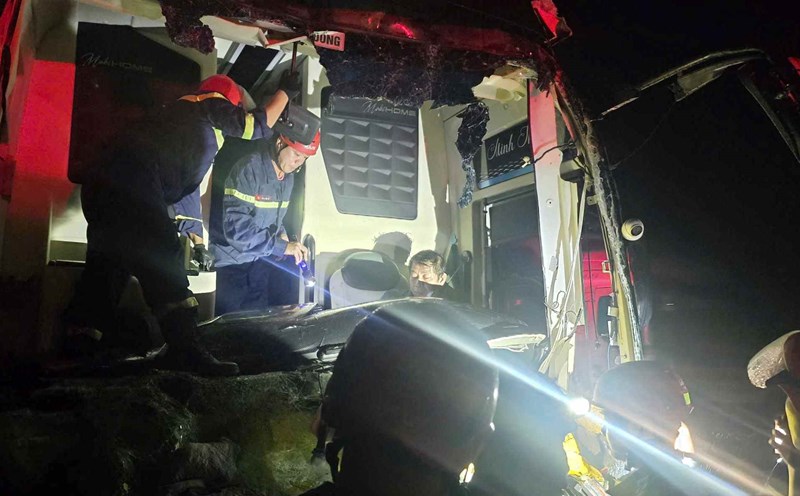 The injured victim in the traffic accident on the Da Nang - Quang Ngai expressway was taken out. Photo: CACC