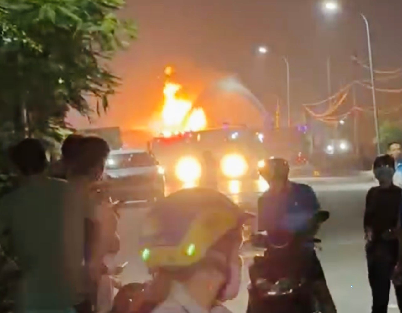 The tanker truck caught fire fiercely in Hung Yen last night. Photo: Provided by the people