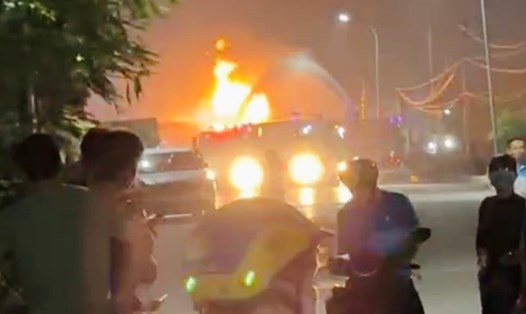 Xe bồn bốc cháy dữ dội ở Hưng Yên tối qua. Ảnh: Người dân cung cấp