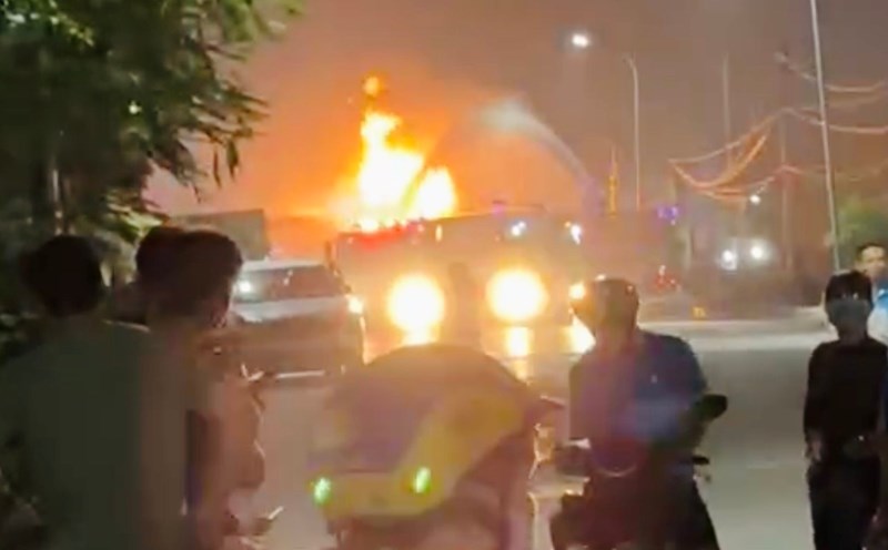 The tanker truck caught fire fiercely in Hung Yen last night. Photo: Provided by the people