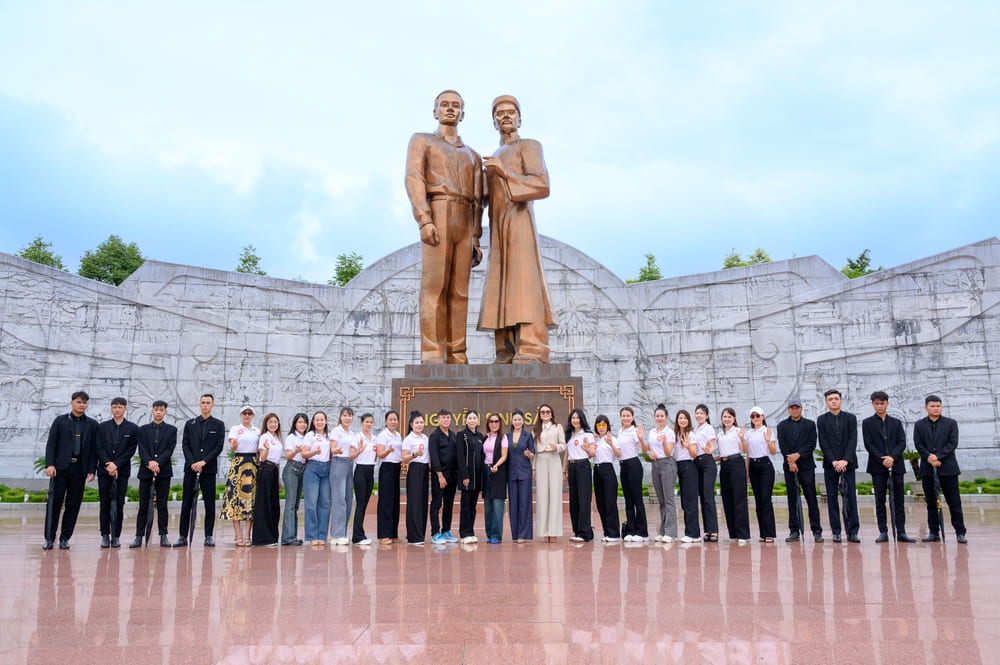 Cac thi Hoa hau Doanh nhan chau A 2025 den Quang truong Nguyen Tat Thanh dang hoa, chup anh luu niem. Anh: Ban to chuc