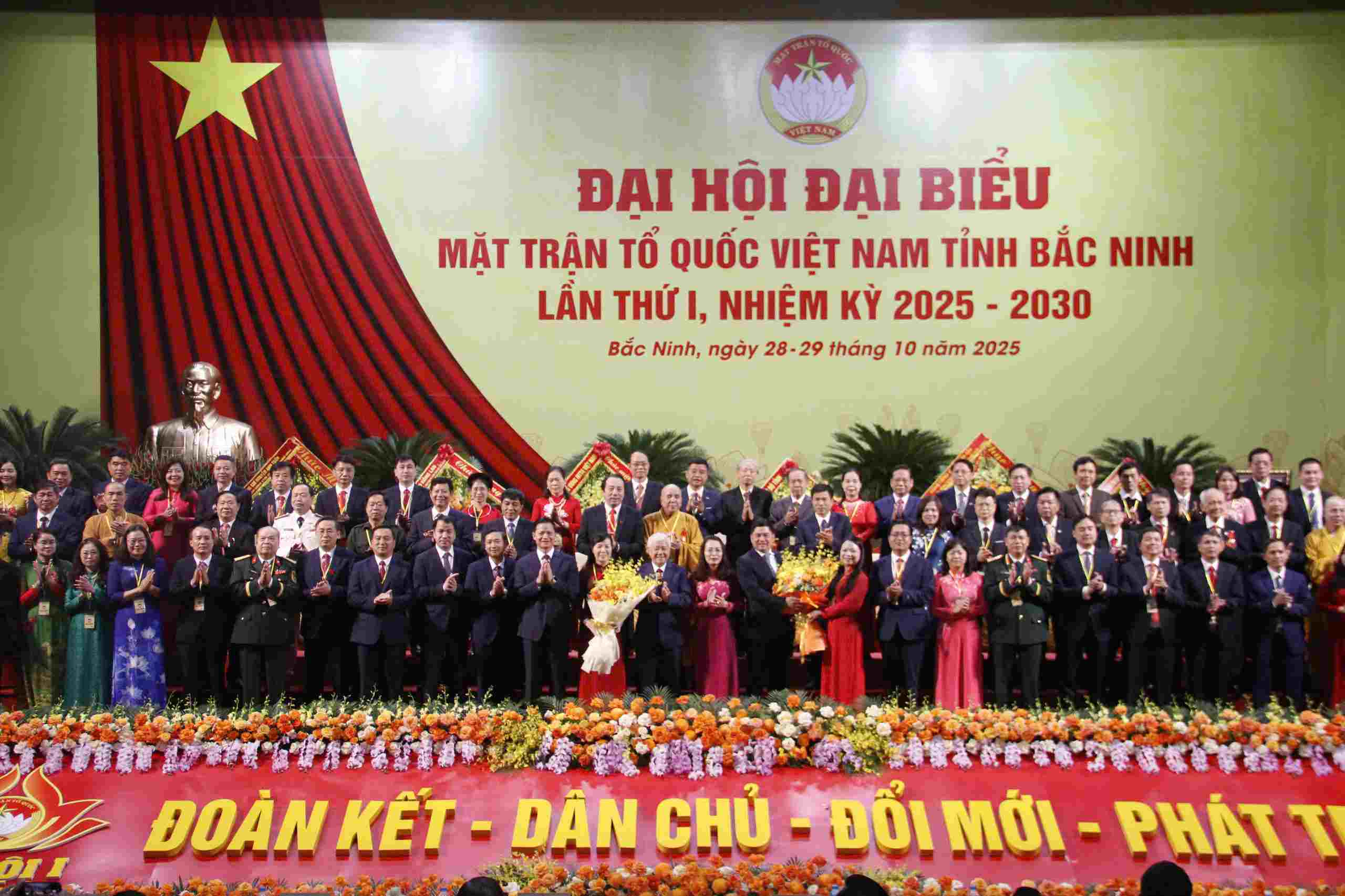 Chu tich Uy ban Trung uong MTTQ Viet Nam Do Van Chien va Bi thu Tinh uy Bac Ninh Nguyen Hong Thai tang hoa chuc mung cac Uy vien Uy ban MTTQ Viet Nam tinh Bac Ninh khoa moi. Anh: BTC Dai hoi