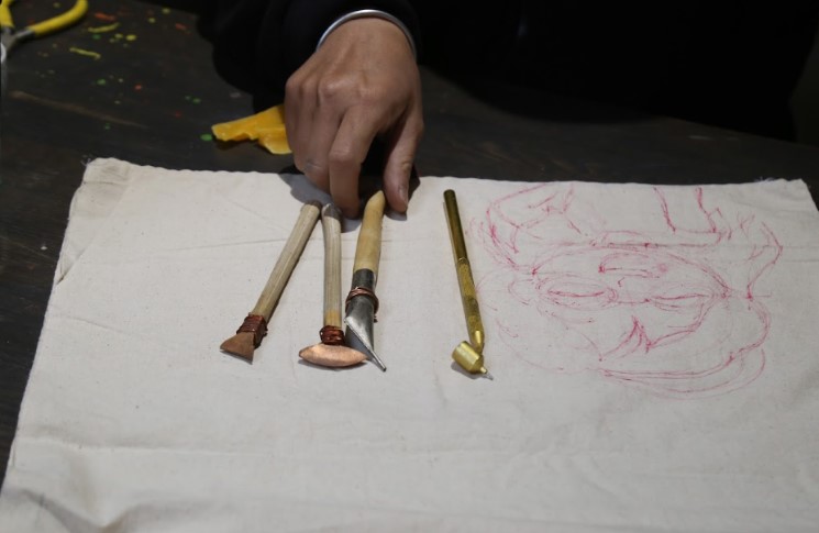 Du khach duoc huong dan su dung but ve sap truyen thong cua nguoi Mong. Ben canh do, mot so dung cu quen thuoc nhu co ve cung duoc chuan bi de ai chua quen tay van co the de dang thao tac.