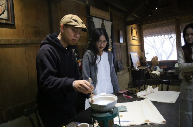 Khi da phac xong, nghe nhan bat dau nau sap ong. Huong sap nhe lan trong gian nha, nguoi tho kien nhan chi cach dieu chinh tay de duong sap khong lem va hoa van hien ro net.