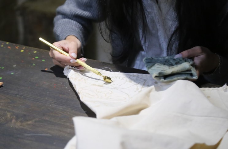 Sau khi da nam vung ky thuat ve, du khach se duoc tu tay thuc hien qua trinh ve sap ong cua minh. Tung net ve tham dam sap ong duoc hien len tam vai trang mot cach day hao hung.