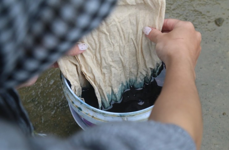 Sau khi hoan thanh phan ve, du khach duoc trai nghiem nhuom cham. Nghe nhan chia se kinh nghiem pha, u va dinh mau de sac cham duoc ben va dep nhat.