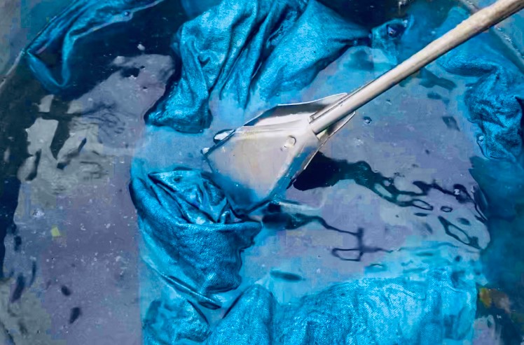 Tam vai duoc tham dam sac xanh cua cham, nhu sac xanh cua troi may Ta Xua. Moi lan nhung - phoi - lai nhung la mot lop mau, mot lop kien nhan. 