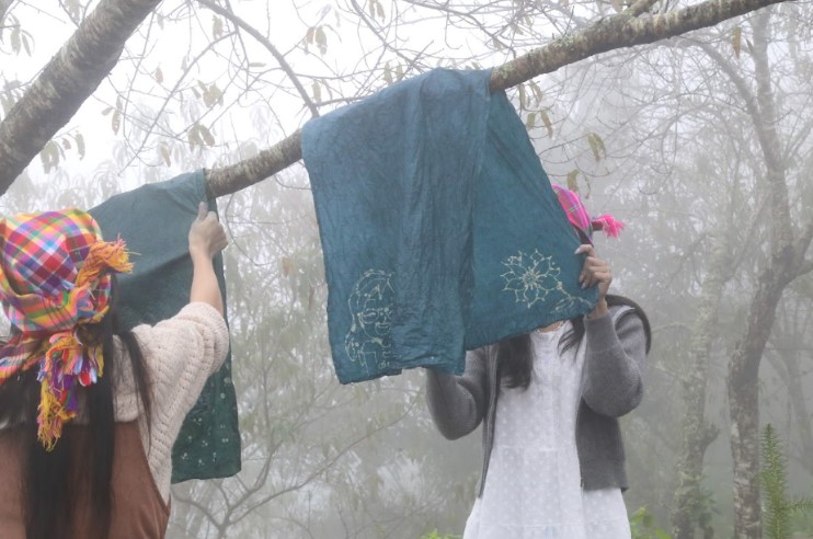 Thanh pham tao hoa tiet va nhuom cham cho vai cua du khach sau khi lam xong se duoc phoi kho. Tam vai duoc dem phoi duoi hien, noi gio lua va suong bang lang. Mau xanh bat dau hien len ro rang hon. Ban Nguyen Hanh, 20 tuoi o Thai Nguyen chia se: “Minh rat vui vi co trai nghiem nay. Vua lam duoc san pham rieng, vua hieu hon ve van hoa cua nguoi Mong”.