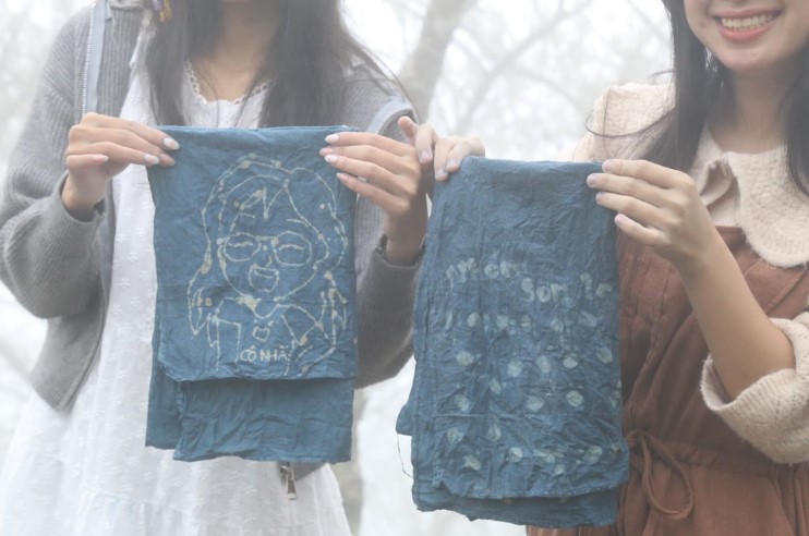 Neu co dip den Ta Xua, dung chi ngam may. Hay thu mot lan ngoi ben bep lua, cam but ve sap va nhung vai vao cham. Biet dau, ban se mang ve khong chi mot tam vai, ma ca mot ky niem kho quen cua nui rung noi day. Neu co dip den Ta Xua, dung chi ngam may. Hay thu mot lan ngoi ben bep lua, cam but ve sap va nhung vai vao cham. Biet dau, ban se mang ve khong chi mot tam vai, ma ca mot ky niem kho quen cua nui rung noi day.