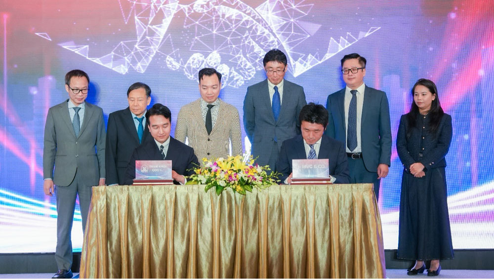 Dai dien hai doanh nghiep ky ket chung thu hop tac.