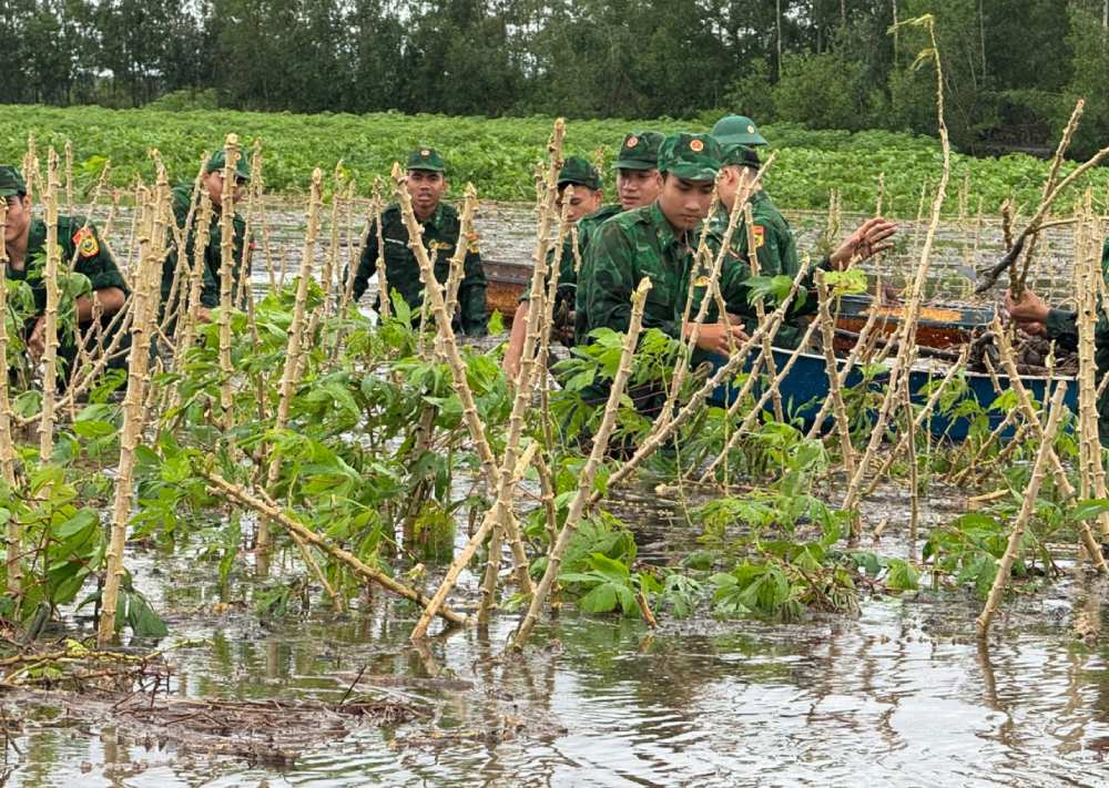 Nuoc ngap cao gay kho khan cho doi song, thiet hai san xuat cua nguoi dan. Anh: Bien phong cung cap