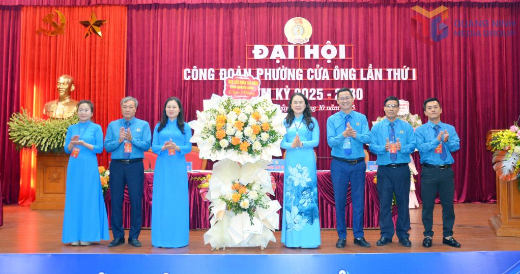 Representatives of the Quang Ninh Provincial Federation of Labor presented flowers to congratulate the 1st Cua Ong Ward Trade Union Congress, term 2025-2030. Photo: Duong Truong (BQN)