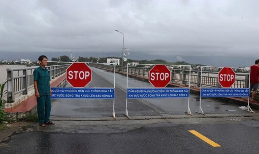 Lực lượng chức năng cấm các phương tiện lưu thông qua cầu Trà Khúc 1, tỉnh Quảng Ngãi để đảm bảo an toàn. Ảnh: Viên Nguyễn