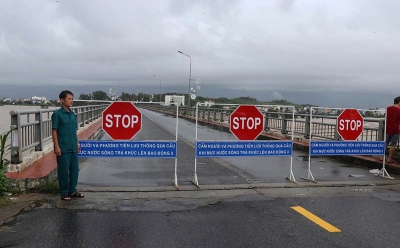 The authorities banned vehicles from traveling through Tra Khuc 1 bridge, Quang Ngai province to ensure safety. Photo: Vien Nguyen