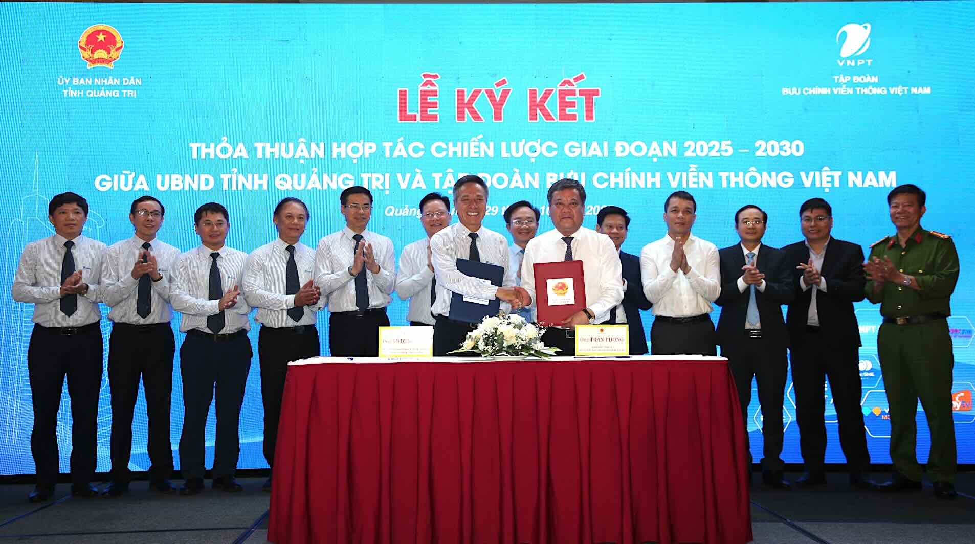 Signing ceremony of cooperation implementation on digital transformation in Quang Tri. Photo: Cong Sang