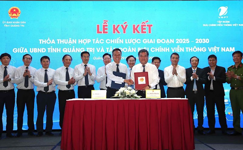 Signing ceremony of cooperation implementation on digital transformation in Quang Tri. Photo: Cong Sang