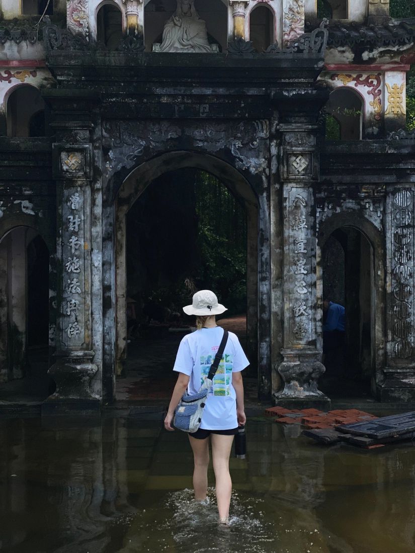 Lội nước ở Tam Cốc - Bích Động, Ninh Bình. Ảnh: Sunny Boy