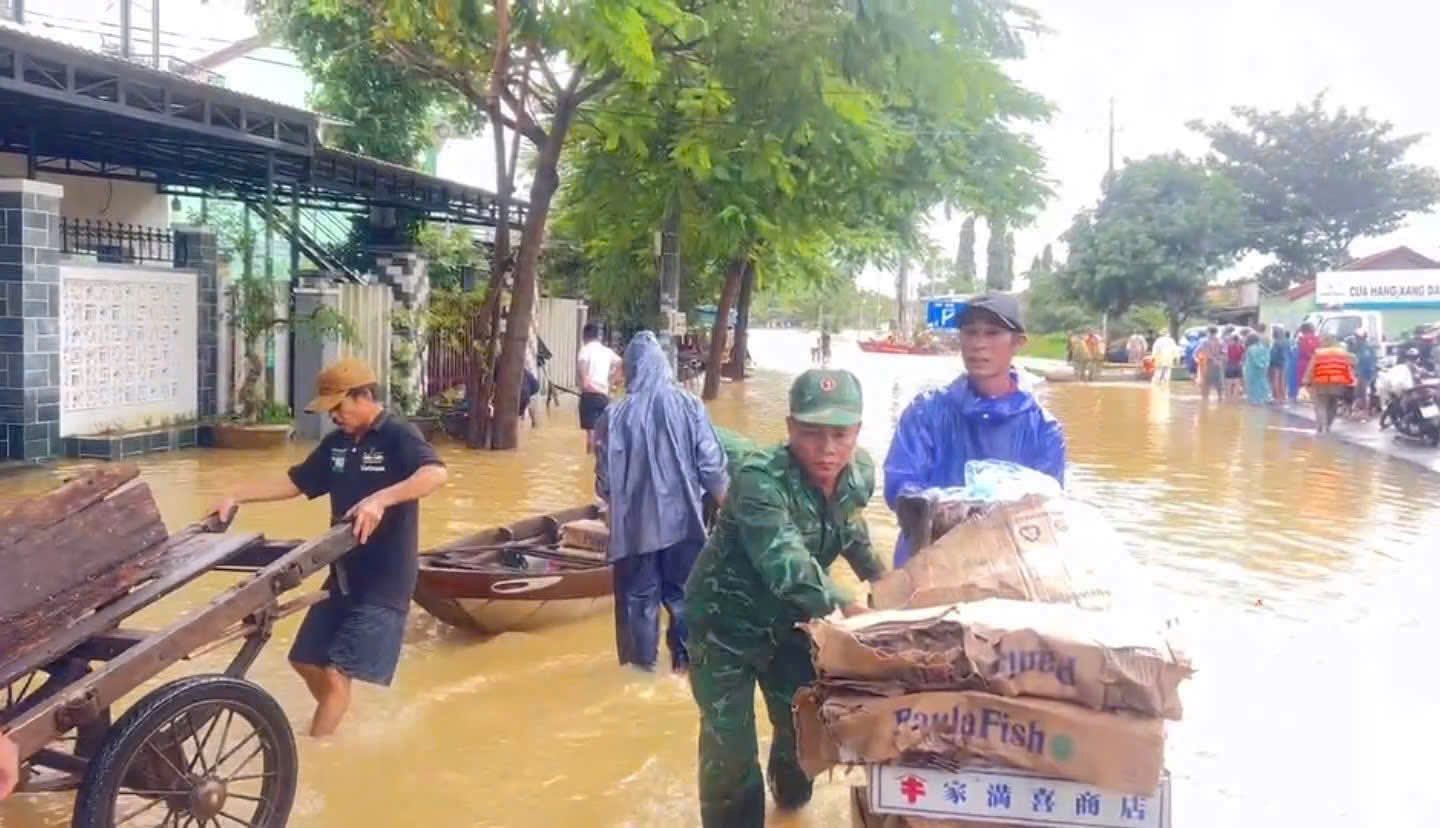 Quan doi tham gia giup dan tai vung lu Cua Dai, Hoi An, TP Da Nang. Anh: Van Hoa