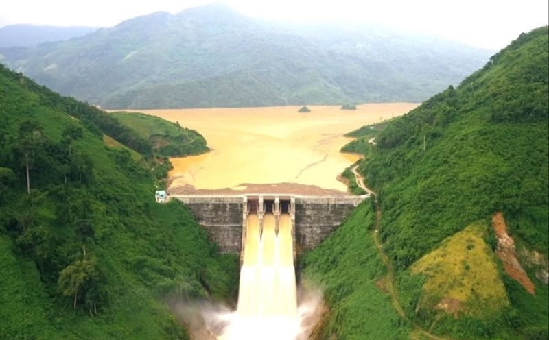 Large hydropower plants in the upstream of Vu Gia River, Thu Bon, Da Nang participate in cutting floodwaters downstream.
