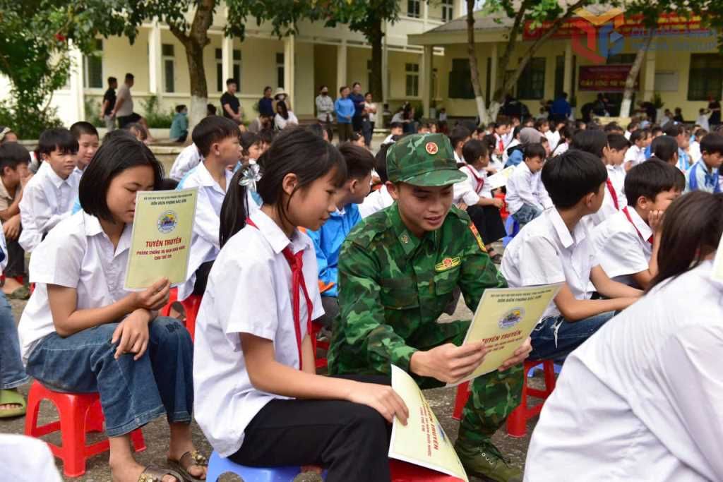 Bac Son Border Guard Station (Hai Son Commune, Quang Ninh Province) promotes drowning prevention and injury prevention for students at Bac Son Primary and Secondary School, May 2025. Photo: Huu Viet