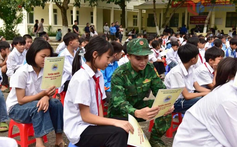 Bac Son Border Guard Station (Hai Son Commune, Quang Ninh Province) promotes drowning prevention and injury prevention for students at Bac Son Primary and Secondary School, May 2025. Photo: Huu Viet