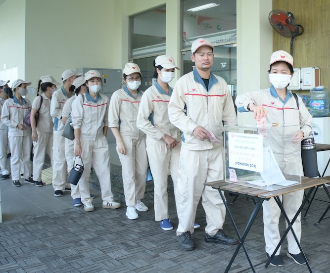 Workers responded to join hands to support and share with the people and staff and workers of Toyota Boshoku Hanoi Company Limited affected by storms and floods. Photo: Trade Union