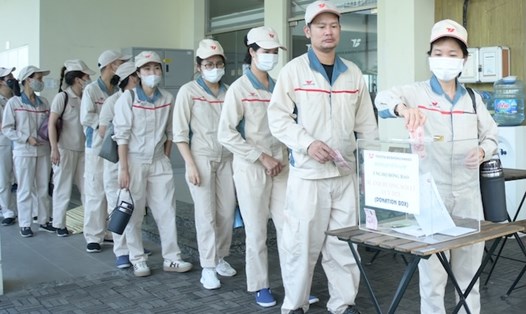Người lao động hưởng ứng chung tay hỗ trợ, chia sẻ với nhân dân và cán bộ, người lao động Công ty TNHH Toyota Boshoku Hà Nội bị ảnh hưởng bão lũ. Ảnh: CĐCT