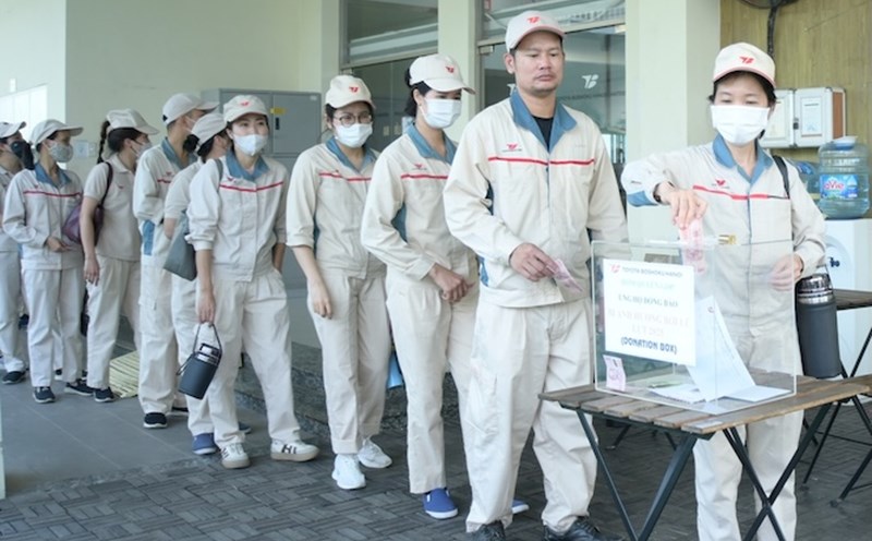 Workers responded to join hands to support and share with the people and staff and workers of Toyota Boshoku Hanoi Company Limited affected by storms and floods. Photo: Trade Union