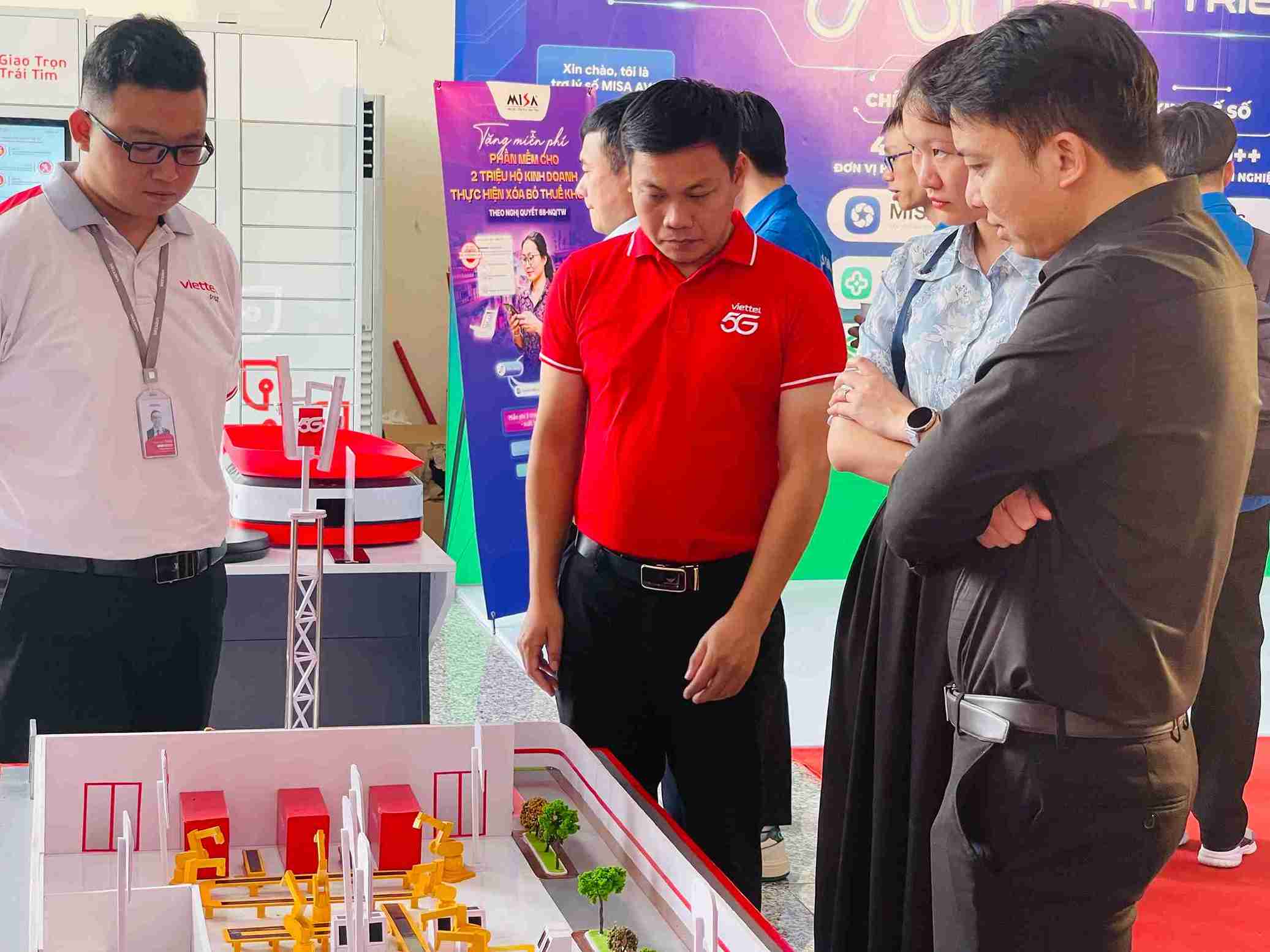 Trai nghiem cong nghe moi tai trien lam “Trai nghiem so” o Trung tam Hoi nghi tinh Hung Yen. Anh: Mai Huong