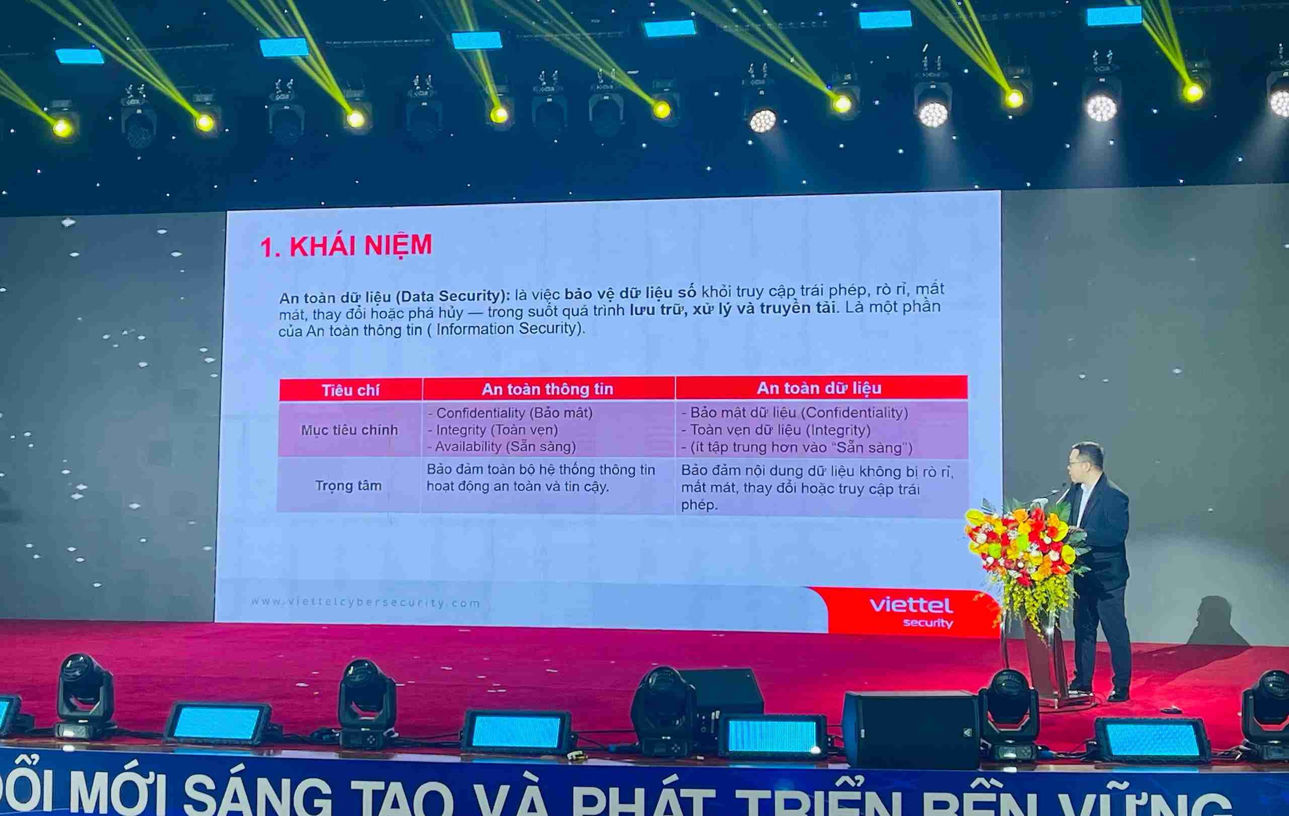 Chuyen gia trinh bay tham luan tai dien dan. Anh: Mai Huong