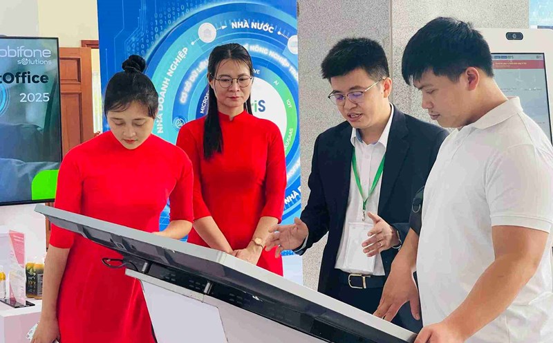 Young delegates experience the applications. Photo: Mai Huong