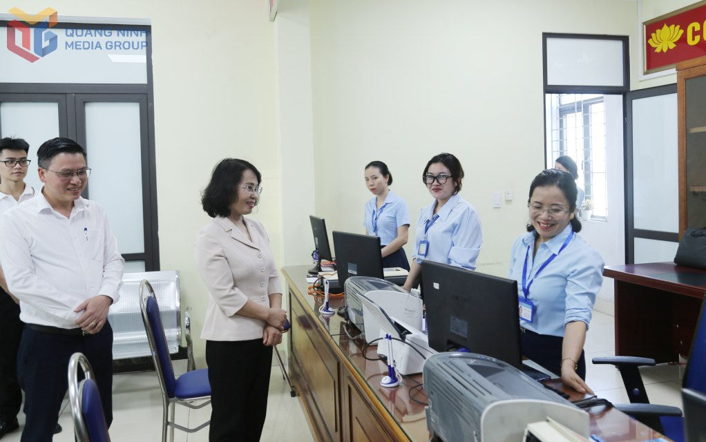 Mme Trinh Thi Minh Thanh - Secretaire adjointe permanent du Comite provincial du Parti presidente du Conseil populaire provincial de Quang Ninh inspecte et teste l'exploitation apres la rationalisation dans le quartier de Cua Ong moi. Photo : Thu Chung (BQN)
