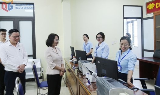 Bà  Trịnh Thị Minh Thanh - Phó Bí thư Thường trực Tỉnh ủy, Chủ tịch HĐND tỉnh Quảng Ninh, kiểm tra vận hành thử nghiệm sau tinh gọn tại phường Cửa Ông mới. Ảnh: Thu Chung (BQN)