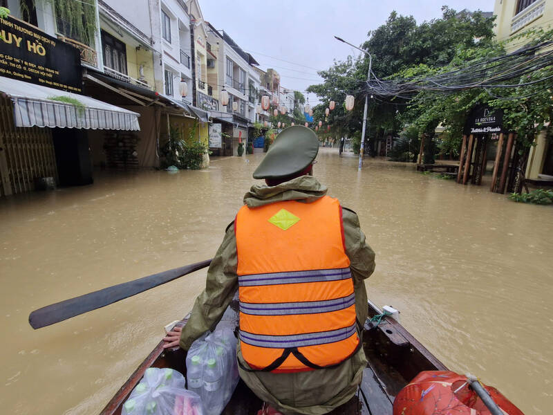 On the morning of October 29, the authorities rowed boats to supply food to residential areas in Hoi An (Da Nang) isolated by floodwaters. Photo: Thu Giang