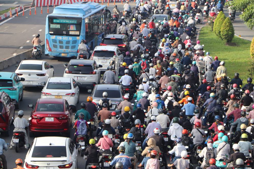 The Ho Chi Minh City Department of Education and Training recommends that educational institutions near each other must coordinate in arranging school dismissal hours to reduce traffic congestion. Photo: Minh Quan
