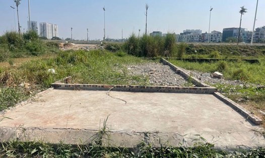 Nhiều người dân quan tâm tới quy định xây dựng nhà ở trên đất dự án. Ảnh: Thu Giang