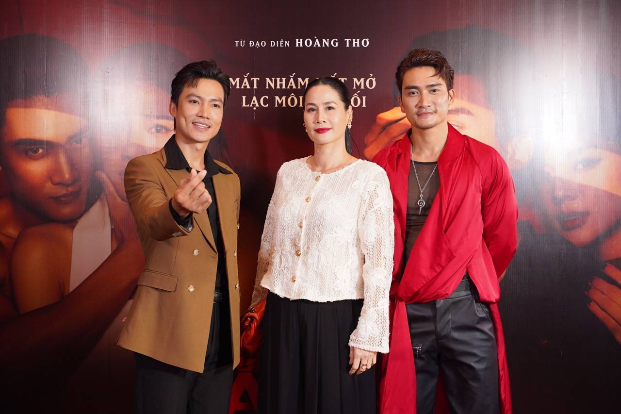 Luong Gia Huy (chemise rouge) joue le mechant dans le film "Catch a Deer Blindfolded". Photo : Equipe de tournage.