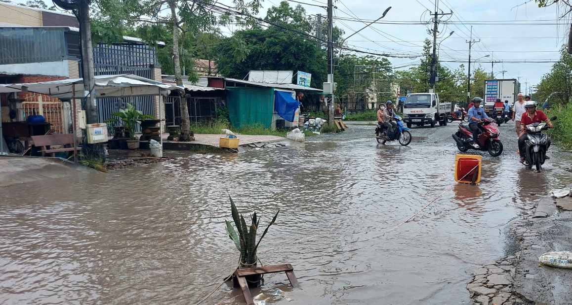 De nombreuses routes a Ca Mau sont profondement inondees en raison du changement climatique et de l'elevation de la mer. Photo : Nhat Ho