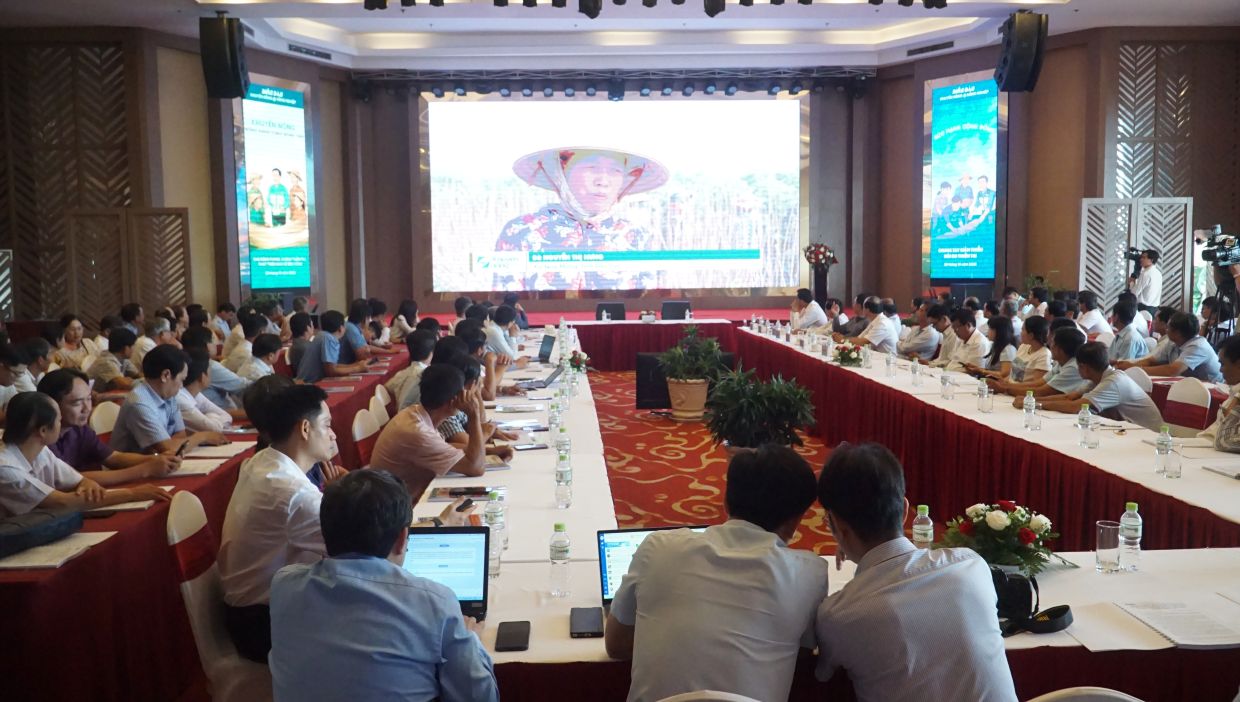 Tai dien dan cac dai bieu deu cho rang can san xuat thich ung voi thien nhien hon la chong choi voi thien nhien. Anh: Nhat Ho