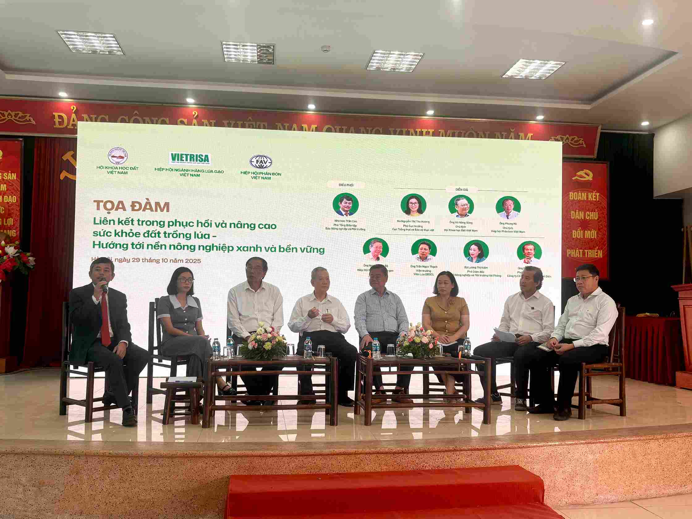Ba Nguyen Thi Thu Huong - Pho Cuc truong Cuc trong trot va Bao ve thuc vat (Thu 2 tu trai sang) tham gia phien thao luan cung cac lanh dao, chuyen gia trong nganh. Anh: Phuong Anh.